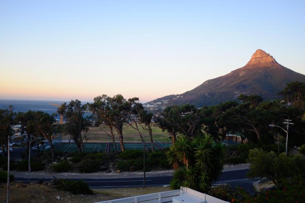 Апартаменты Camps Bay Loft With Stunning Mountain And Ocean Views Кейптаун Экстерьер фото