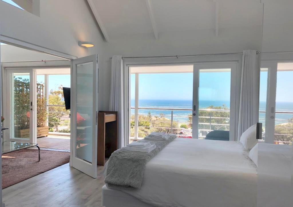 Апартаменты Camps Bay Loft With Stunning Mountain And Ocean Views Кейптаун Экстерьер фото