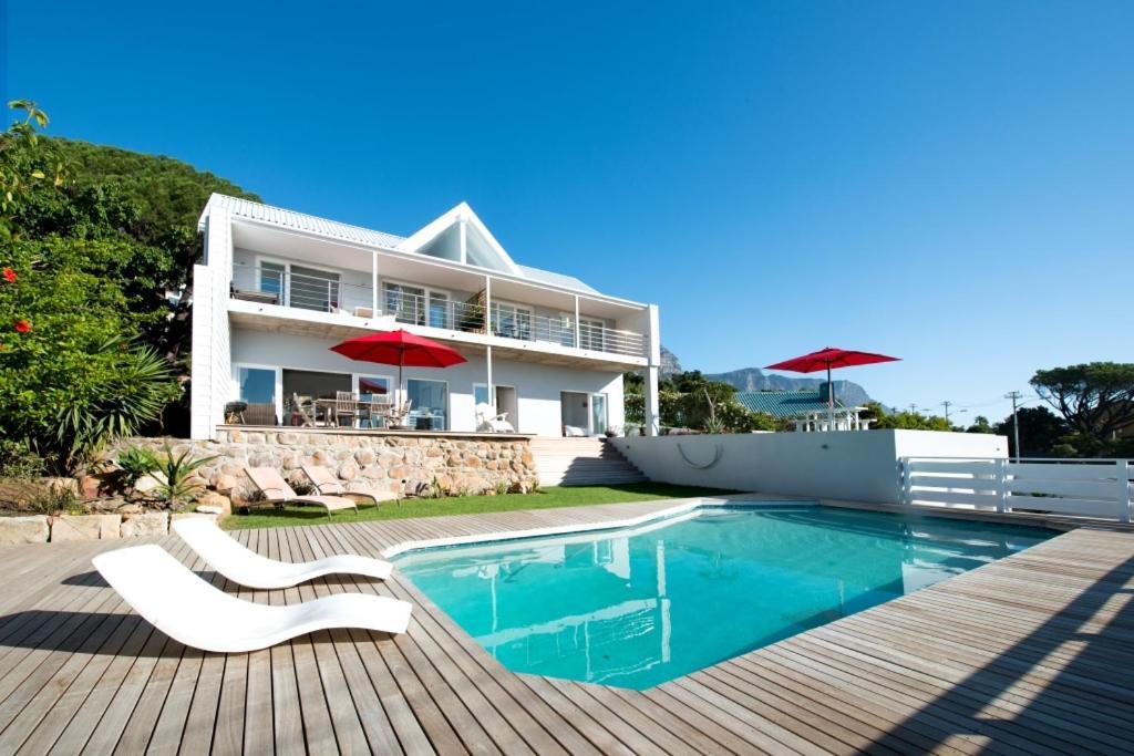 Апартаменты Camps Bay Loft With Stunning Mountain And Ocean Views Кейптаун Экстерьер фото